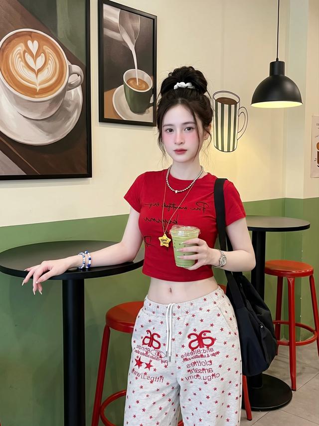 Biến hóa mọi phong cách với áo crop top đầy sức sống - Ảnh 1.
