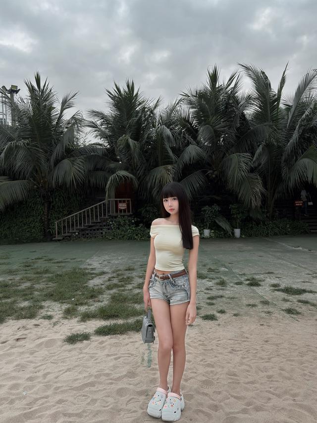 Biến hóa mọi phong cách với áo crop top đầy sức sống - Ảnh 2.