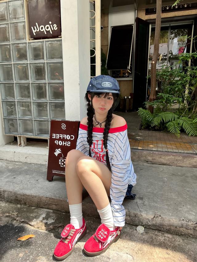 Diện v&ograve;ng cổ đen, nhỏ nhắn nhưng đủ l&agrave;m n&ecirc;n thần th&aacute;i- Ảnh 4.