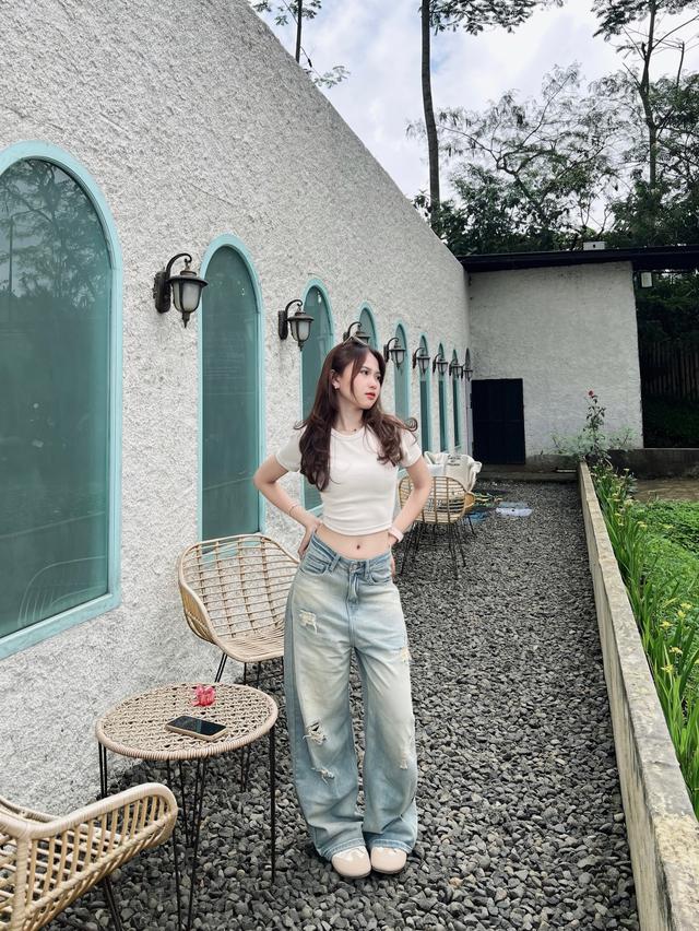 Biến hóa mọi phong cách với áo crop top đầy sức sống - Ảnh 5.