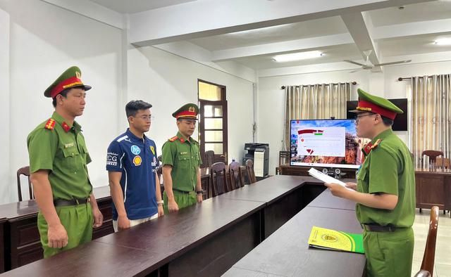 Khởi tố chủ cửa hàng bán hơn 1.800 hàng giả nhãn hiệu nổi tiếng - Ảnh 1.