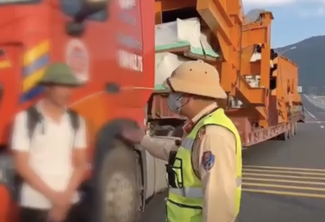 Bằng l&aacute;i bị tạm giữ vẫn l&aacute;i xe, t&agrave;i xế v&agrave; chủ bị phạt 176 triệu - Ảnh 1.