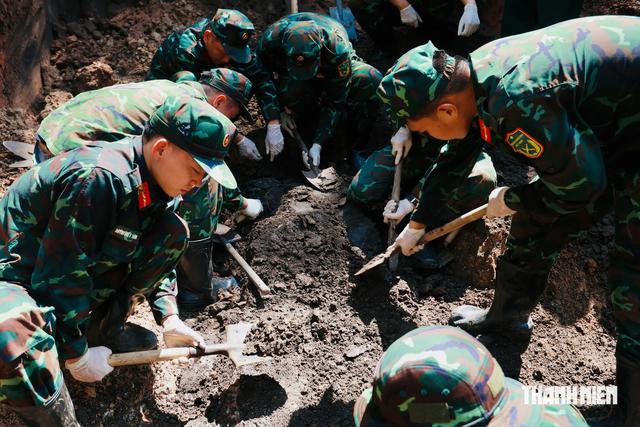 Phát hiện thêm 2 vị trí mộ tập thể tại công viên Lê Thị Riêng - Ảnh 1.