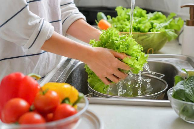 3 cách làm sạch rau củ quả hiệu quả ngay tại nhà - Ảnh 1.