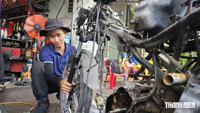 Anh thợ sửa xe nói tiếng Anh khiến nhiều người bất ngờ - Ảnh 3.