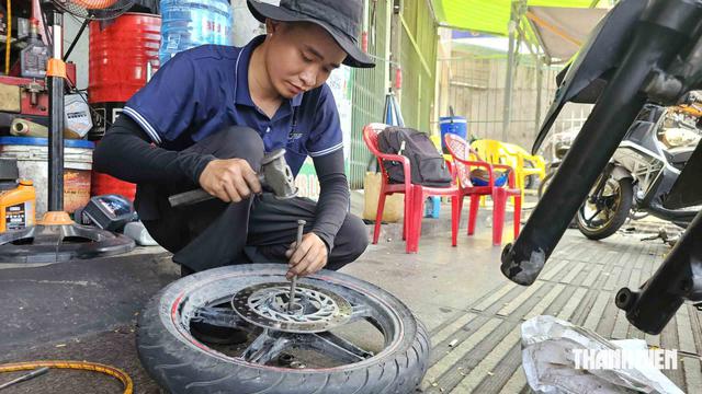 Anh thợ sửa xe nói tiếng Anh khiến nhiều người bất ngờ - Ảnh 4.