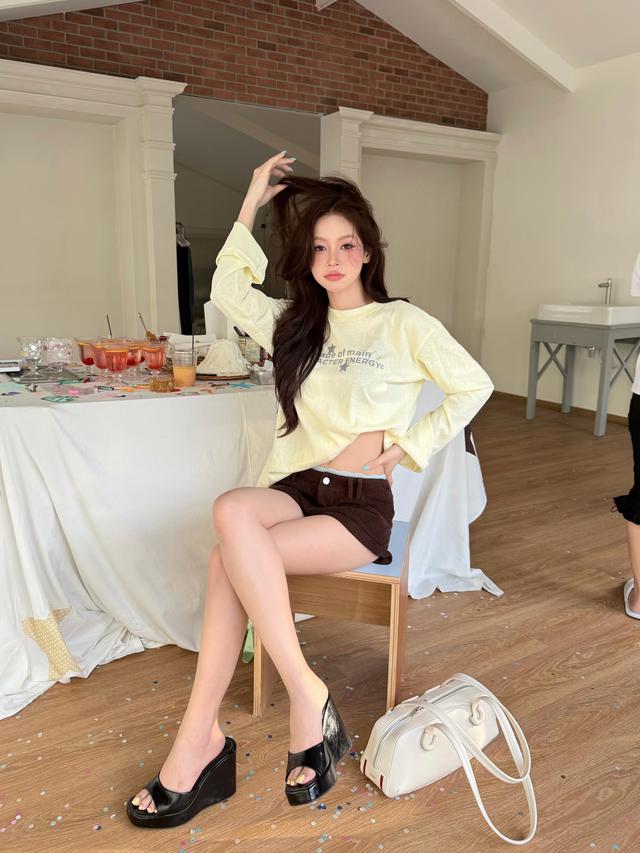 Chẳng cần cầu kỳ, một chiếc áo thun đơn giản là tự tin xuống phố- Ảnh 4.