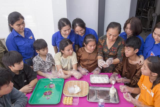 Hoạt động trải nghiệm ‘Em làm bánh trung thu’ - Ảnh 1.