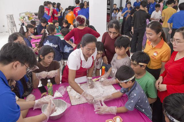 Hoạt động trải nghiệm ‘Em làm bánh trung thu’ - Ảnh 2.