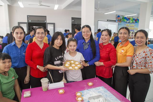 Hoạt động trải nghiệm ‘Em làm bánh trung thu’ - Ảnh 3.