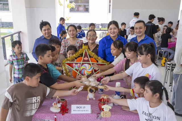 Hoạt động trải nghiệm ‘Em làm bánh trung thu’ - Ảnh 4.