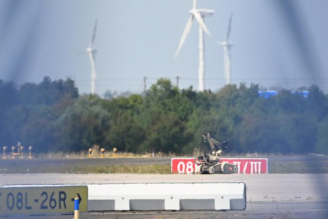 M&aacute;y bay va phải vật thể lạ, ph&aacute;t hiện UAV chứa chất nổ tại s&acirc;n bay Đức - Ảnh 2.