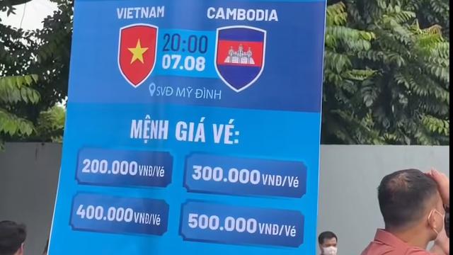 Sốt v&eacute; trận đội tuyển Việt Nam - Campuchia: CĐV xếp h&agrave;ng d&agrave;i dằng dặc, 'chợ đen' n&oacute;ng l&ecirc;n từng ng&agrave;y- Ảnh 5.