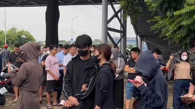 Sốt v&eacute; trận đội tuyển Việt Nam - Campuchia: CĐV xếp h&agrave;ng d&agrave;i dằng dặc, 'chợ đen' n&oacute;ng l&ecirc;n từng ng&agrave;y- Ảnh 4.