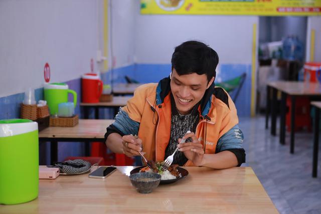 Quán cơm tấm "miễn phí cho người già, người khó khăn giảm một nửa" ở TP.HCM - Ảnh 6.