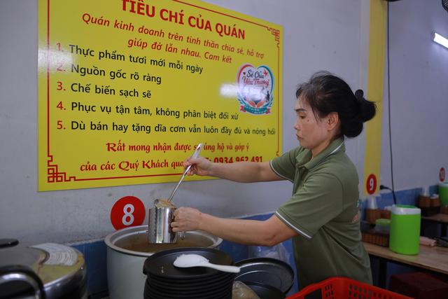 Quán cơm tấm "miễn phí cho người già, người khó khăn giảm một nửa" ở TP.HCM - Ảnh 3.