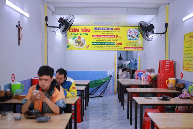 Quán cơm tấm "miễn phí cho người già, người khó khăn giảm một nửa" ở TP.HCM - Ảnh 1.