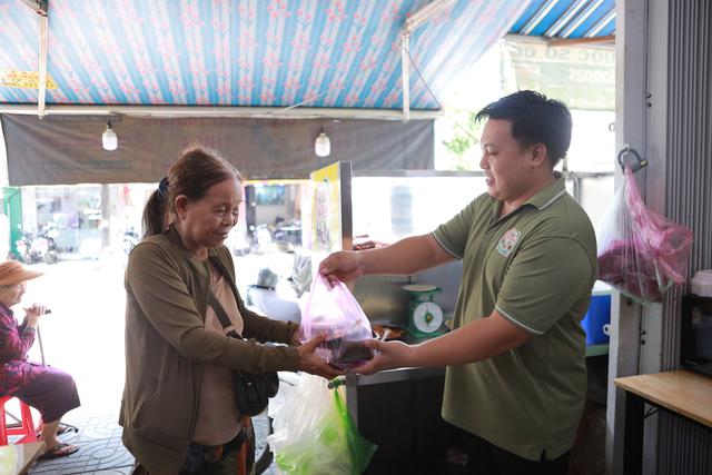 Quán cơm tấm "miễn phí cho người già, người khó khăn giảm một nửa" ở TP.HCM - Ảnh 2.