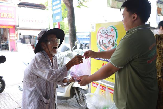 Quán cơm tấm "miễn phí cho người già, người khó khăn giảm một nửa" ở TP.HCM - Ảnh 5.