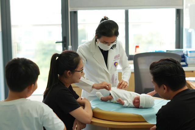Phân trẻ sơ sinh lỏng, lợn cợn như hoa cà hoa cải có phải tiêu chảy? - Ảnh 1.