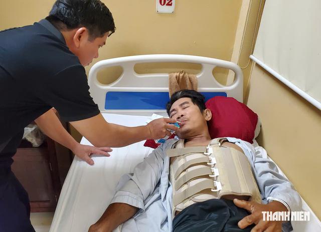 Gia đ&igrave;nh anh phụ hồ hai vợ chồng nằm 2 bệnh viện- Ảnh 1.