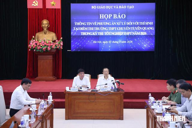 N&oacute;ng: Th&iacute; sinh điểm thi THPT chuy&ecirc;n Tuy&ecirc;n Quang thi lại tất cả c&aacute;c m&ocirc;n - Ảnh 1.
