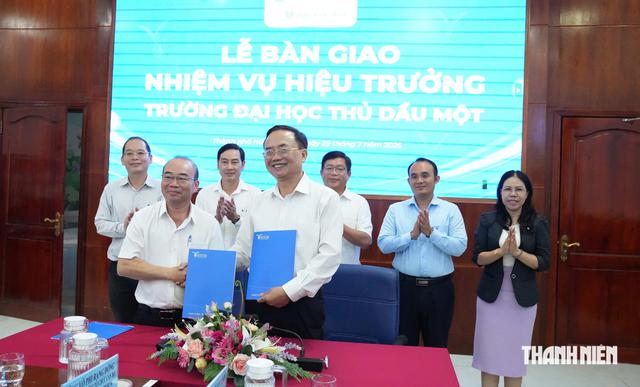 Bàn giao nhiệm vụ hiệu trưởng Trường đại học Thủ Dầu Một, TP.HCM - Ảnh 1.