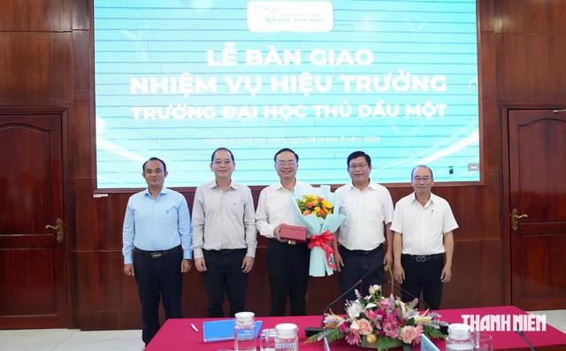 Bàn giao nhiệm vụ hiệu trưởng Trường đại học Thủ Dầu Một, TP.HCM - Ảnh 2.