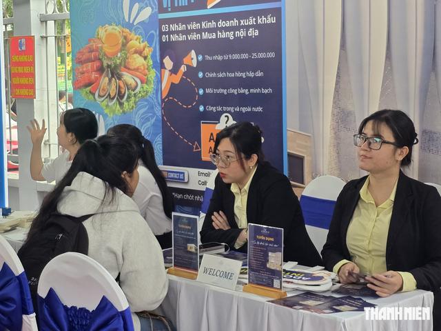 Vì sao nhiều tân cử nhân vẫn chật vật tìm việc ?- Ảnh 1.