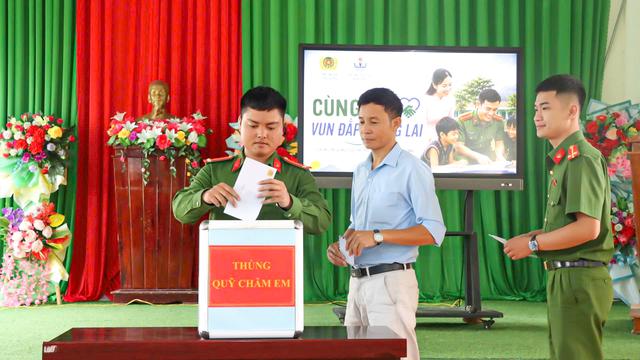 Khi công an xã trở thành 'người bạn' của học sinh vùng cao- Ảnh 2.