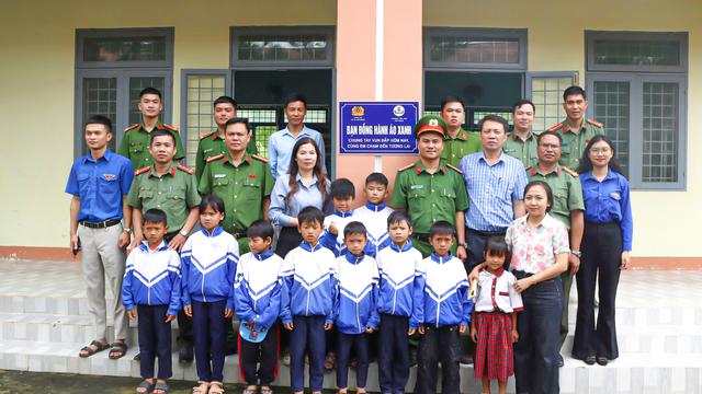 Khi công an xã trở thành 'người bạn' của học sinh vùng cao- Ảnh 1.