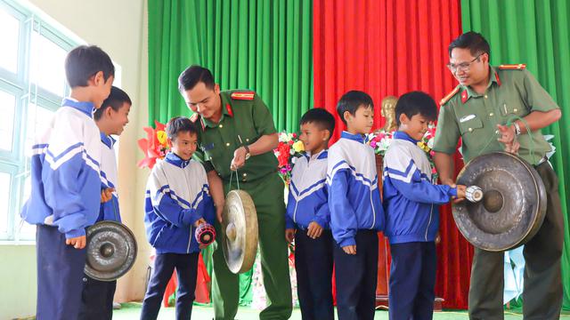 Khi công an xã trở thành 'người bạn' của học sinh vùng cao- Ảnh 3.