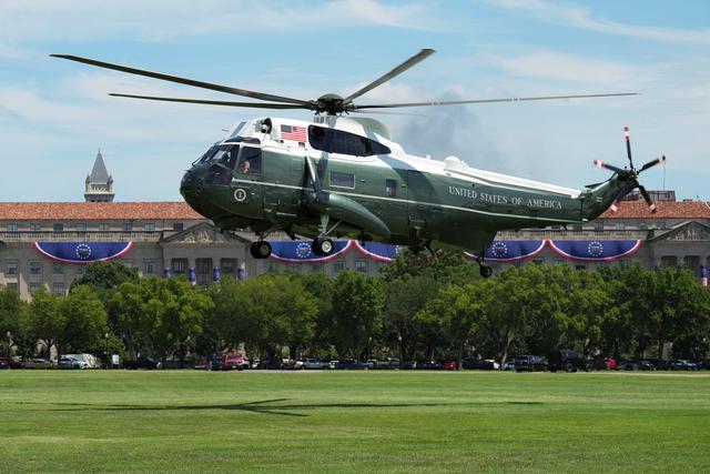 Mỹ điều tra vụ m&aacute;y bay cất c&aacute;nh gần trực thăng chở Tổng thống Trump- Ảnh 1.