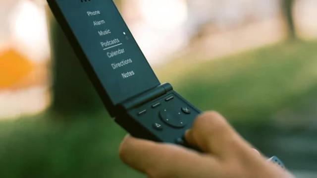L&agrave;n s&oacute;ng 'hồi sinh' điện thoại nắp gập cổ điển - Ảnh 3.