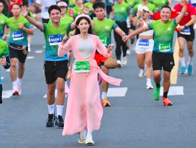 'C&ocirc; Tấm' xinh đẹp xuất hiện tr&ecirc;n đường chạy, thu h&uacute;t nhiều &aacute;nh nh&igrave;n - Ảnh 1.