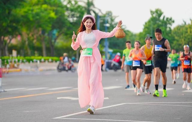 'C&ocirc; Tấm' xinh đẹp xuất hiện tr&ecirc;n đường chạy, thu h&uacute;t nhiều &aacute;nh nh&igrave;n - Ảnh 2.
