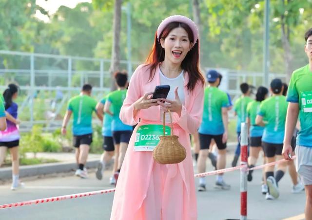 'C&ocirc; Tấm' xinh đẹp xuất hiện tr&ecirc;n đường chạy, thu h&uacute;t nhiều &aacute;nh nh&igrave;n - Ảnh 3.