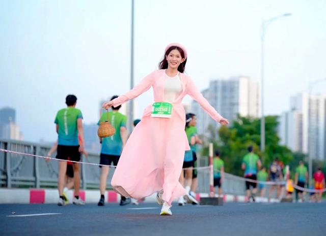 'C&ocirc; Tấm' xinh đẹp xuất hiện tr&ecirc;n đường chạy, thu h&uacute;t nhiều &aacute;nh nh&igrave;n - Ảnh 4.