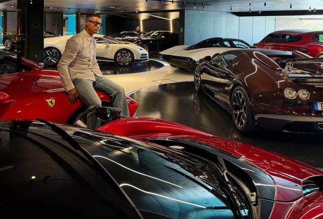 Cristiano Ronaldo bất ngờ khoe garage siêu xe ‘khủng’, quy tụ loạt Ferrari và Bugatti - Ảnh 1.