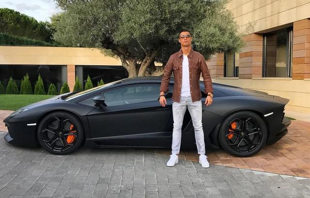 Cristiano Ronaldo bất ngờ khoe garage siêu xe ‘khủng’, quy tụ loạt Ferrari và Bugatti - Ảnh 3.