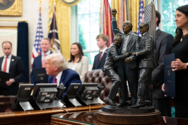 Cận cảnh Ph&ograve;ng Bầu dục to&agrave;n bằng v&agrave;ng của &ocirc;ng Trump - Ảnh 10.