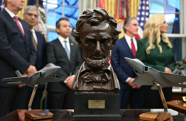 Cận cảnh Ph&ograve;ng Bầu dục to&agrave;n bằng v&agrave;ng của &ocirc;ng Trump - Ảnh 11.