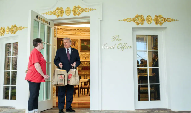 Cận cảnh Ph&ograve;ng Bầu dục to&agrave;n bằng v&agrave;ng của &ocirc;ng Trump - Ảnh 2.