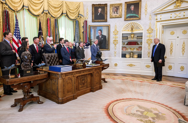 Cận cảnh Ph&ograve;ng Bầu dục to&agrave;n bằng v&agrave;ng của &ocirc;ng Trump - Ảnh 3.