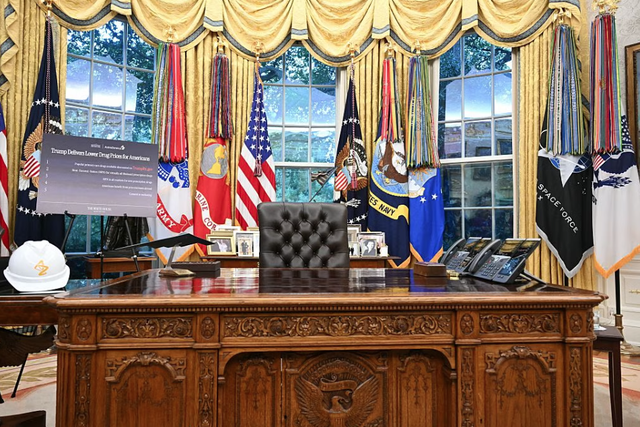 Cận cảnh Ph&ograve;ng Bầu dục to&agrave;n bằng v&agrave;ng của &ocirc;ng Trump - Ảnh 4.