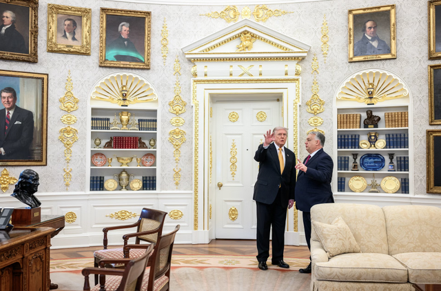 Cận cảnh Ph&ograve;ng Bầu dục to&agrave;n bằng v&agrave;ng của &ocirc;ng Trump - Ảnh 6.