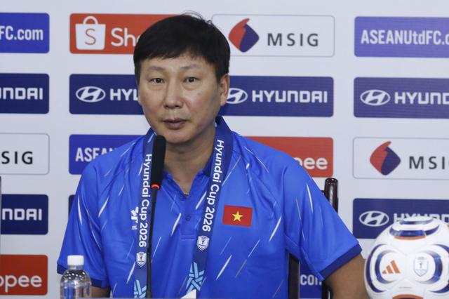 'Việt Nam bị Singapore chia điểm do... tôi mặc áo trắng đấy'- Ảnh 1.