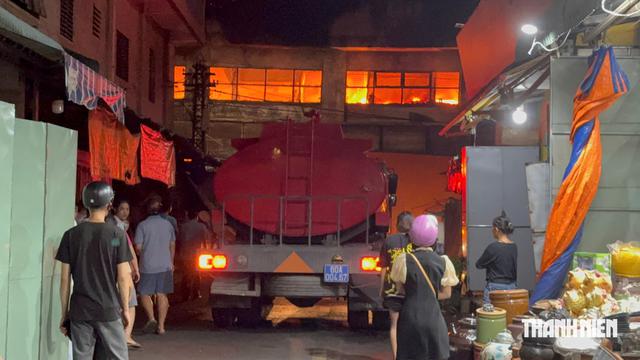Huy động lực lượng 'khủng’ để khống chế đám cháy trong khu vực chợ Biên Hòa- Ảnh 2.