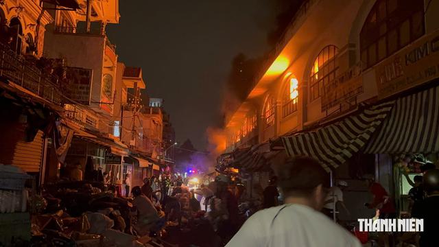 Huy động lực lượng 'khủng’ để khống chế đám cháy trong khu vực chợ Biên Hòa- Ảnh 3.