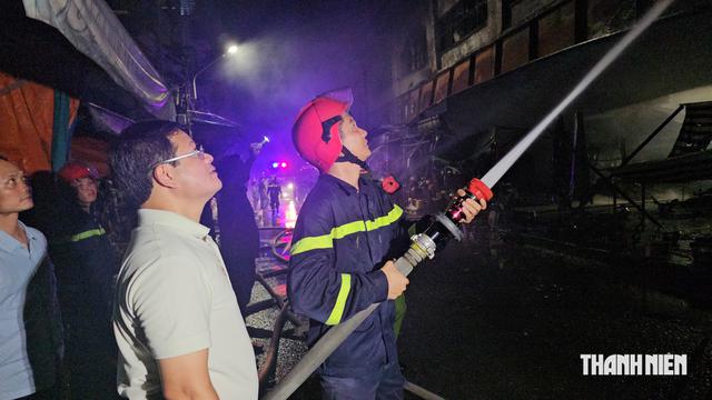 Huy động lực lượng 'khủng’ để khống chế đám cháy trong khu vực chợ Biên Hòa- Ảnh 4.